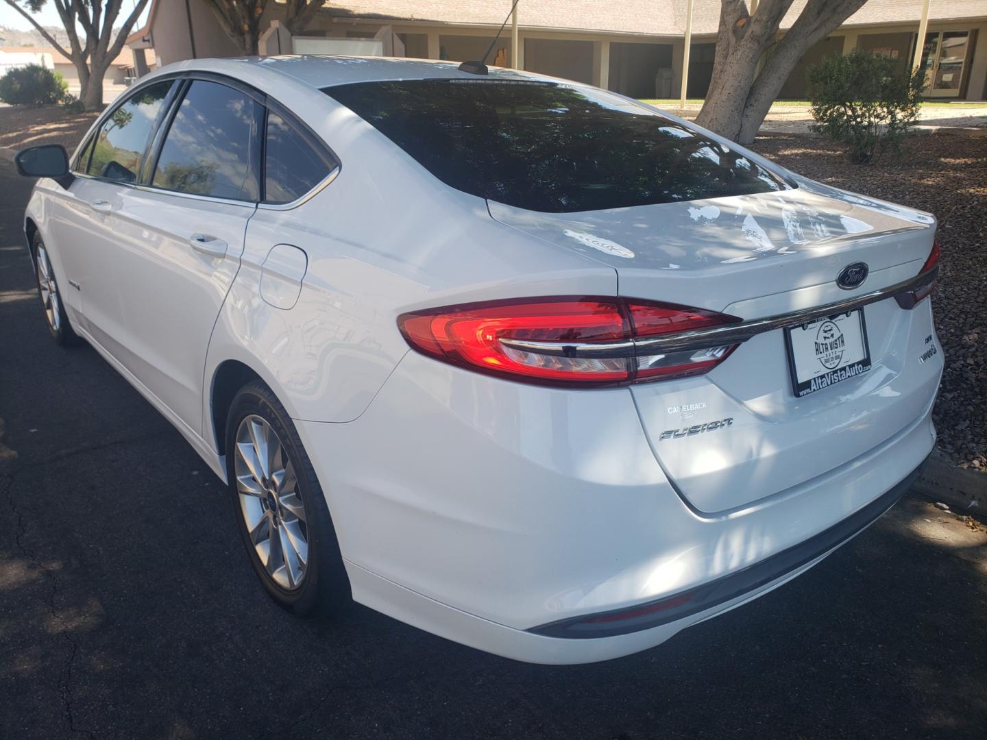 2017 WHITE /black Ford Fusion Hybrid SE hybrid (3FA6P0LUXHR) with an 2.4L L4 DOHC 16V engine, 6-Speed Automatic transmission, located at 323 E Dunlap Ave., Phoenix, AZ, 85020, (602) 331-9000, 33.567677, -112.069000 - Photo#5